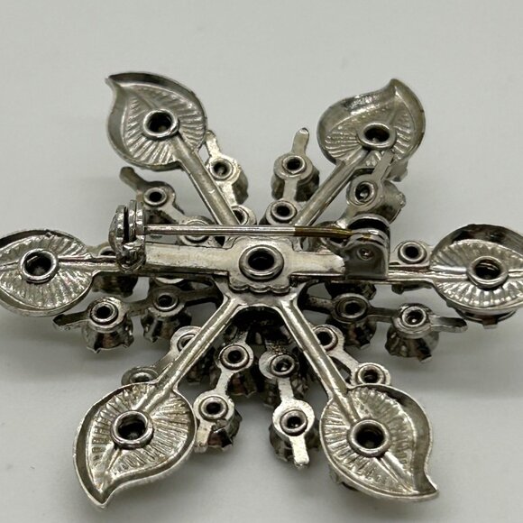 Vintage Rhinestone Snowflake Brooch Starburst Mid-Century Silver-Tone Rivet Set - Picture 7 of 10